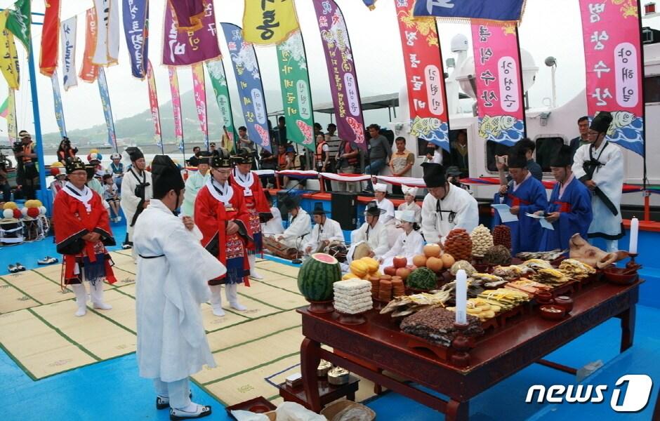 전남 영광군의 법성포단오제 축제 모습.&#40;영광군 제공&#41;2023.6.19./뉴스1