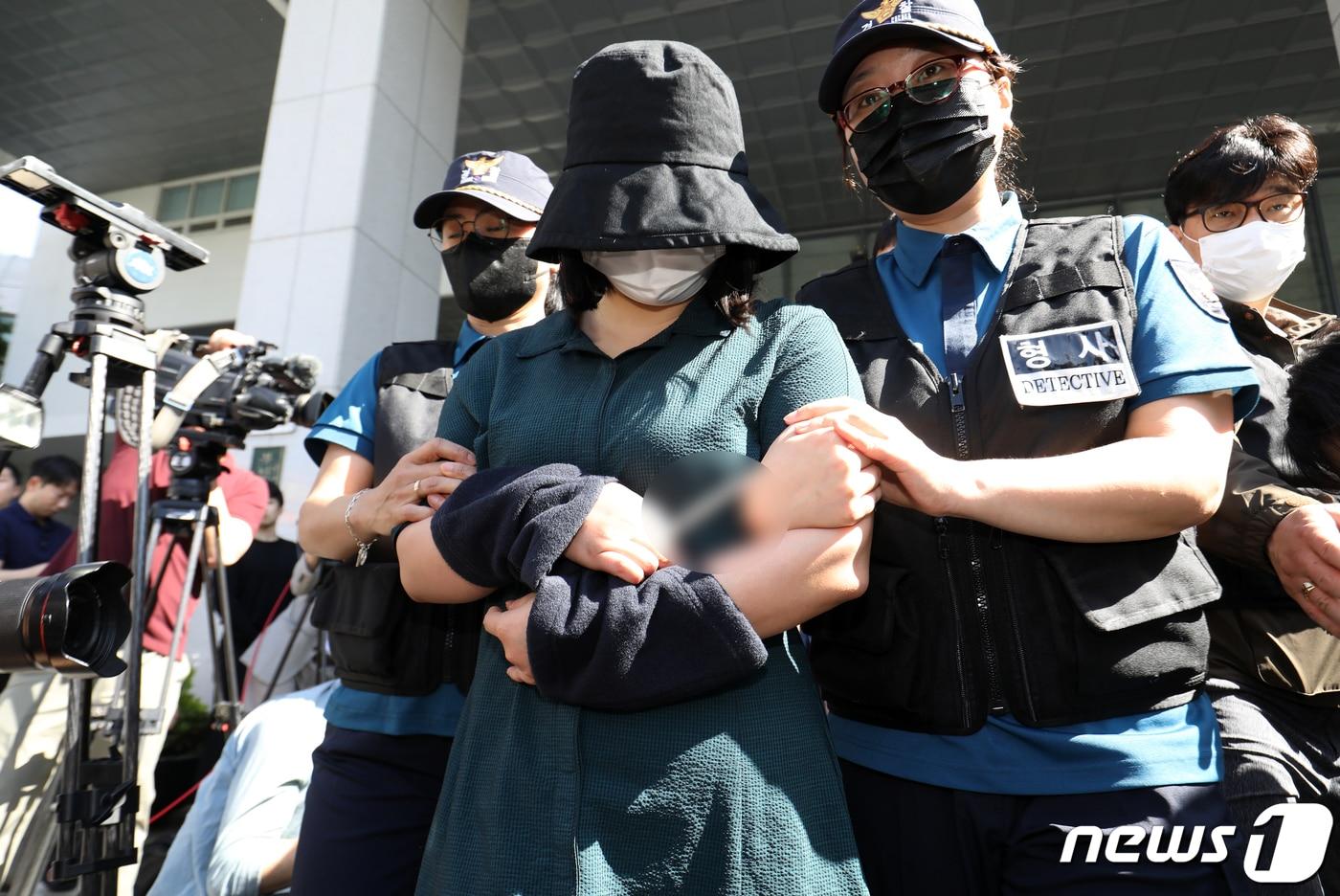 온라인 과외 앱을 통해 처음 만난 또래 여성을 살해한 뒤 시신을 훼손·유기한 혐의로 구속된 정유정&#40;23&#41;이 2일 오전 부산 동래경찰서에서 검찰로 송치되고 있다. 정유정은 지난달 26일 부산 금정구 소재 피해자의 집을 찾아가 중고로 산 교복을 입고 피해자에게 자신이 중학생이라고 거짓말하고 잠시 대화를 나누다 흉기로 살해했다. 2023.6.2/뉴스1 ⓒ News1 윤일지 기자