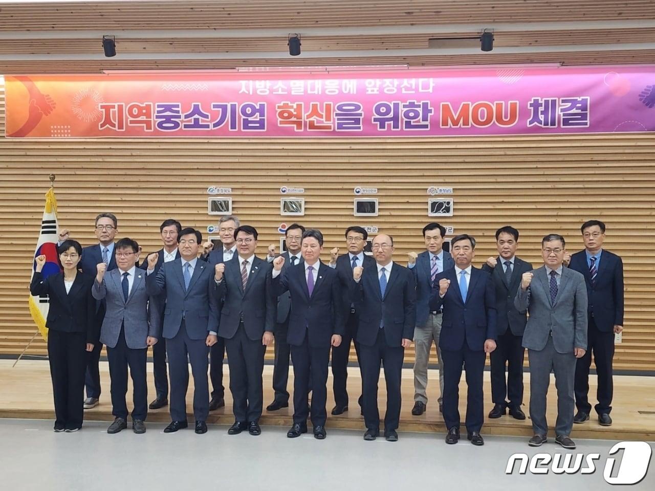  경남 의령군이 1일 충남 부여군 한국전통문화대학교에서 중기부·행안부와 지역 중소기업 혁신 업무협약을 하고 있다.&#40;의령군 제공&#41; 