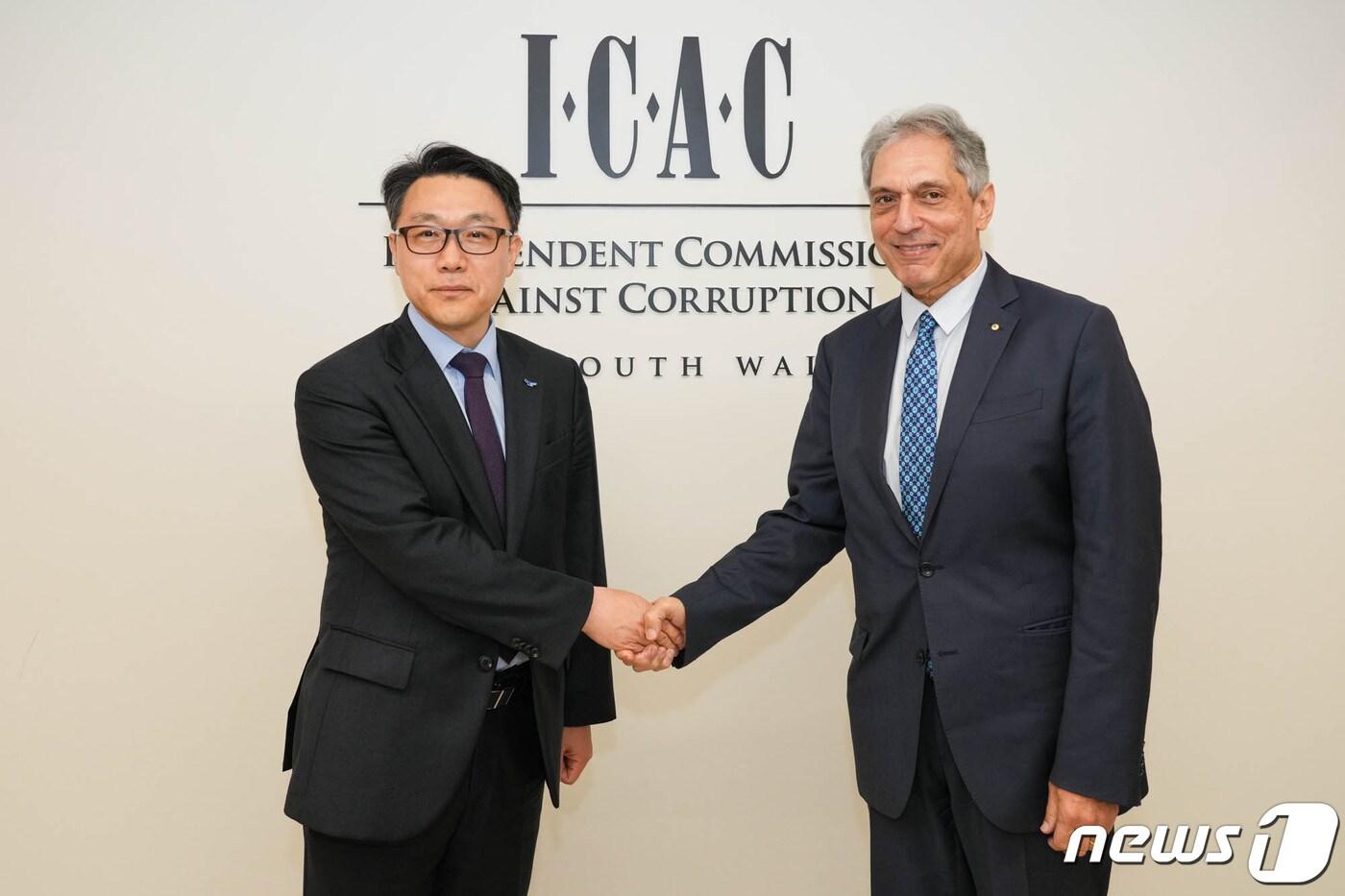 김진욱 고위공직자범죄수사처장이 2일 오전 호주 반부패위원회&#40;ICAC&#41;를 방문해 존 하치스테르고스 위원장과 기념촬영을 하고 있다&#40;공수처 제공&#41;. /뉴스1 ⓒ 뉴스1