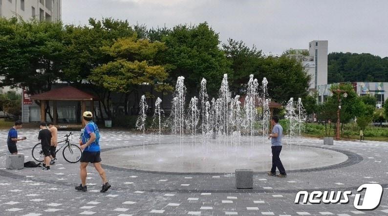 계룡 금암바닥분수광장 분수대에서 시원한 물줄기가 솟아오르고 있다. &#40;계룡시 제공&#41; /뉴스1