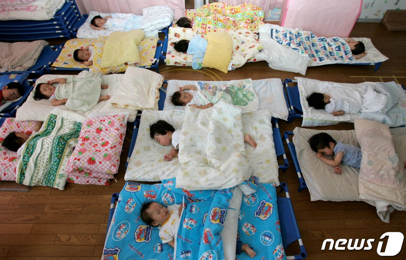 일본 모리야마현의 한 보육원에서 아기들이 낮잠을 자고 있다. 2008.05.27/ ⓒ 로이터=뉴스1 ⓒ News1 권진영 기자