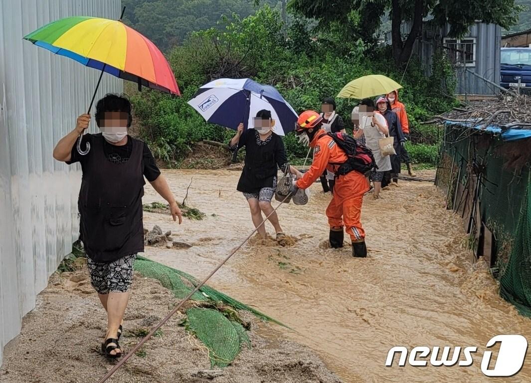 지난해 6월 양주시 집중호우에 따른 주택침수 인명대피 구조 모습