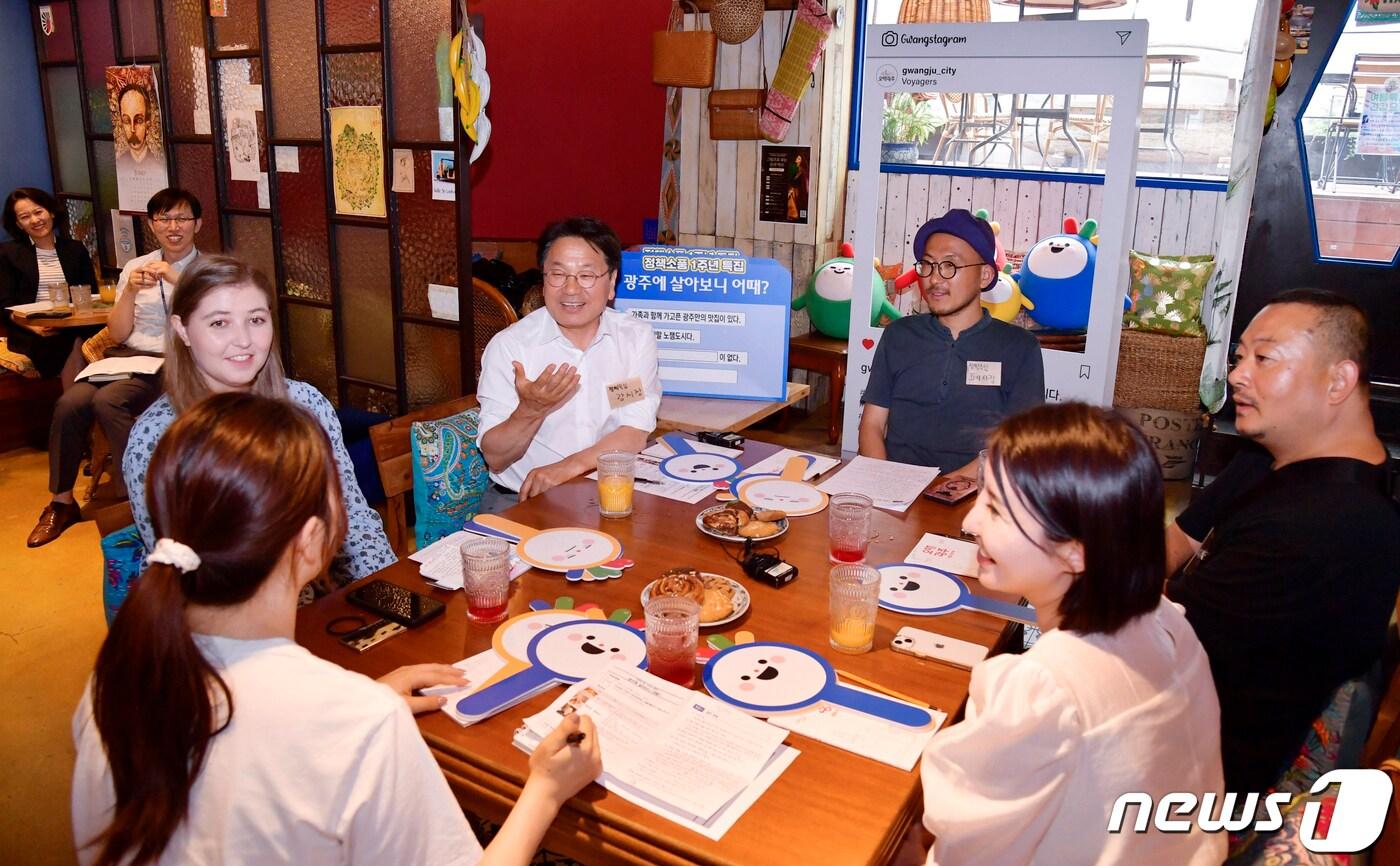 강기정 광주시장이 지난해 6월20일 오후 서구 한 외국인 게스트하우스에서 &#39;외국인‧외지인의 눈으로 본 광주의 멋‧맛‧의&#39;라는 주제로 정책소풍을 열고 참석자들과 광주에서 일상체험과 문화‧관광 등 다양한 소통의 시간을 갖고 있다.&#40;광주시 제공&#41;2023.6.21/뉴스1 