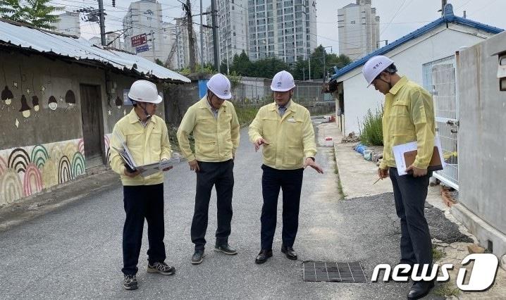 계룡시 관계자들이 두계2 자연재해위험개선지구에서 배수로를 점검하고 있다. &#40;계룡시 제공&#41; /뉴스1