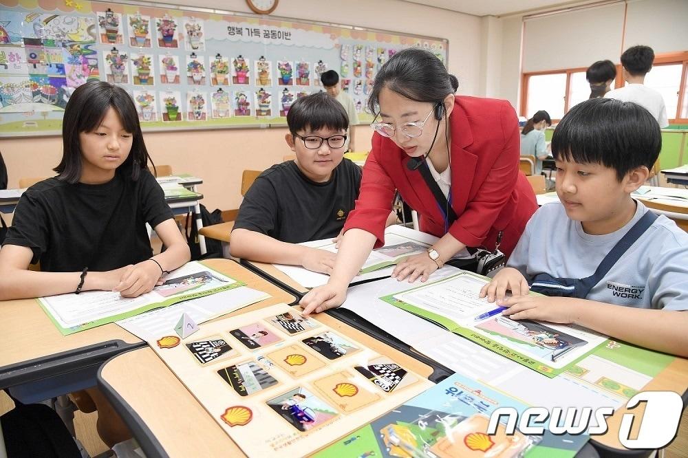 학생들이 다양한 교통안전 상황을 나타내는 교육자료를 보고 있다. &#40;사진은 기사 내용과 무관함&#41; 2023.6.22/뉴스1