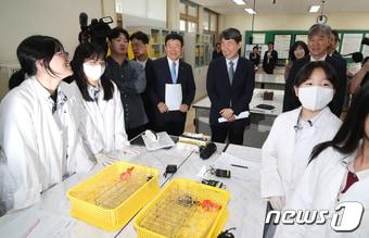 이주호 사회부총리 겸 교육부 장관이 22일 제주 서귀포시 표선고등학교 과학실습실에서 과학 수업을 참관하고 있다. 표선고는 2021년부터 국제 바칼로레아 디플로마를 운영하고 있다. 뉴스1 DB