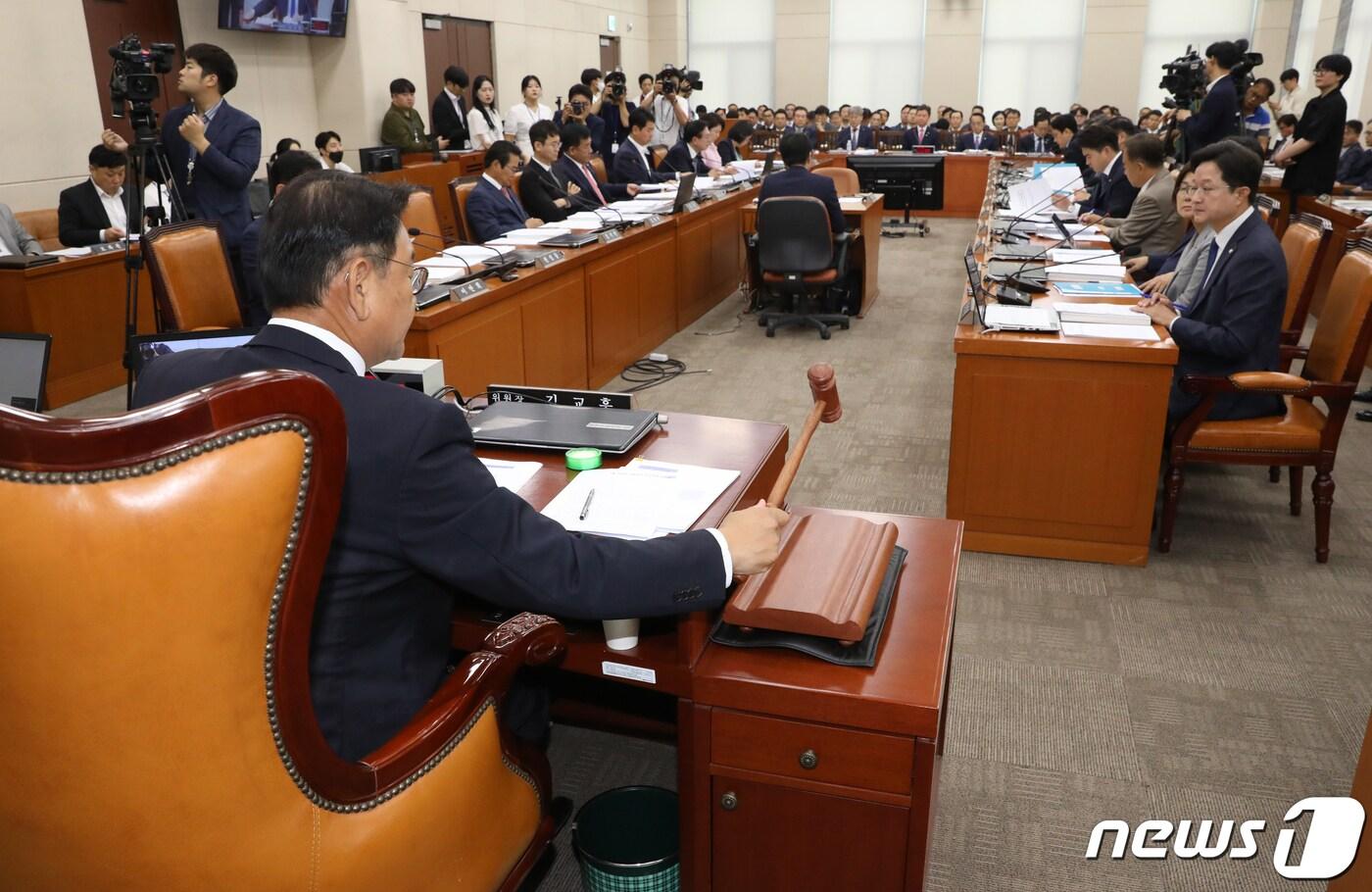 김교흥 국회 행정안전위원회 위원장이 22일 오전 서울 여의도 국회에서 열린 행정안전위원회 전체회의에서 의사봉을 두드리고 있다. 2023.6.22/뉴스1 ⓒ News1 송원영 기자