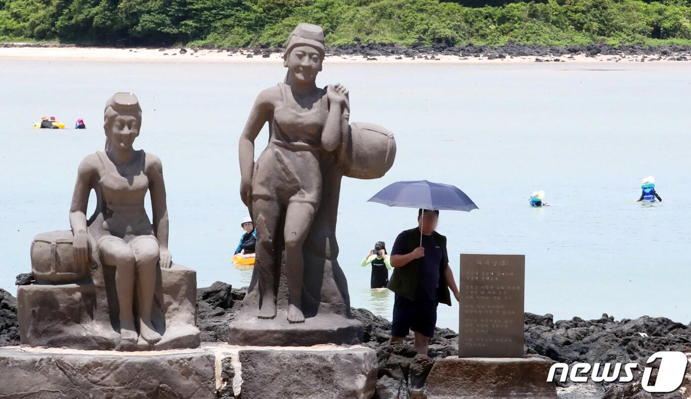 오는 24일 제주 해수욕장 조기 개장을 앞둔 22일 오후 서귀포시 표선해수욕장에서 도민과 관광객들이 물놀이를 하고 있다. 2023.6.22/뉴스1 ⓒ News1 오현지 기자