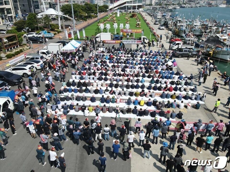 한국수산업경영인 완도군 연합회와 완도군 어업인들이 23일 오전 전남 완도군 완도읍 해변공원에서 집회를 열고 일본 후쿠시마 오염수 방류에 대한 어민들의 생존권보장을 요구하고 있다. &#40;한국수산업경영인 완도연합회 제공&#41;/뉴스1 