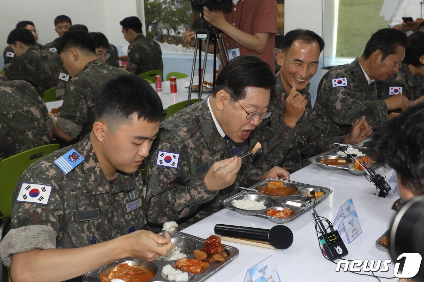 이재명 더불어민주당 대표가 23일 오전 강원 강릉시 공군 제18전투비행단 병사식당에서 장병들과 식사를 하고 있다. 2023.6.23/뉴스1 ⓒ News1 황기선 기자