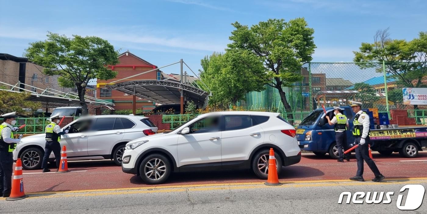 23일 오후 2시께 전북 전주시 완산구 중화산동 중산초등학교 앞에서 전북경찰청 소속 교통경찰들이 주간 음주단속을 진행하고 있다. 2023.6.23/뉴스1 이지선기자