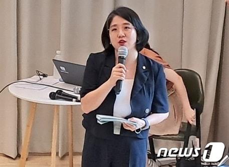 24일 대전 중구 선화동 커먼즈필드에서 열린 ‘현실 속의 기본소득 in 대전’에서 용혜인 기본소득당 의원이 강연을 하고 있다. /뉴스1 ⓒNews1 최일 기자