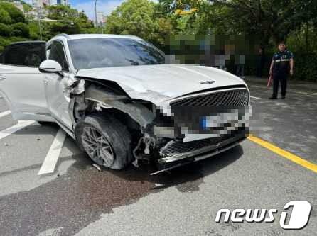 24일 낮 12시 30분께 부산시 해운대구 우동 동백역에서 수영만 요트경기장 방향 이면도로에서 보행자가 숨지는 교통사고가 발생했다. 사고 직후 파손된 차량 모습.&#40;부산경찰청 제공&#41;