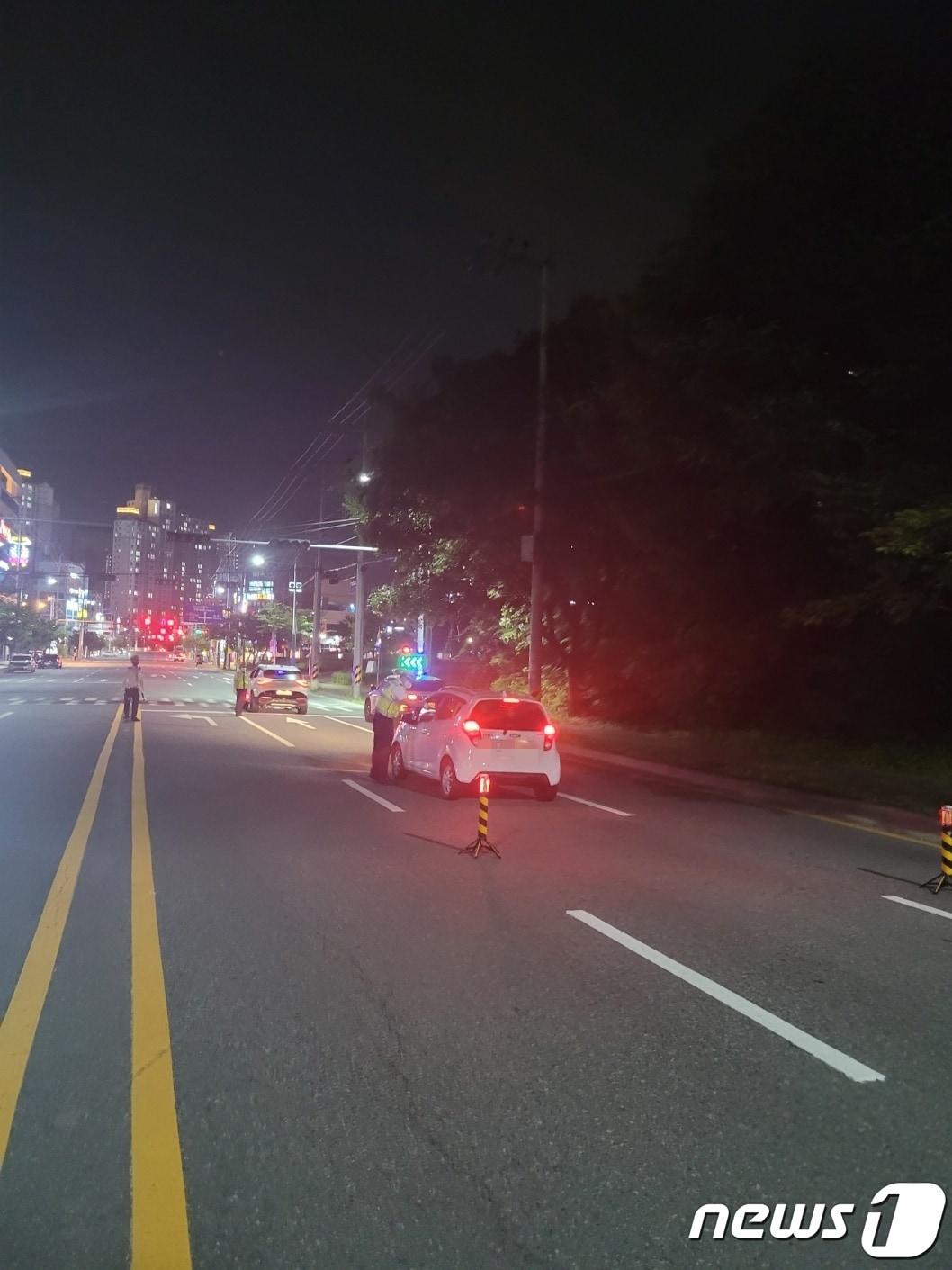 6월24일 창원시 진해구 남문동 도시가스 사거리에서 경찰이 음주운전 단속을 진행하고 있다.&#40;경남경찰청 제공&#41;