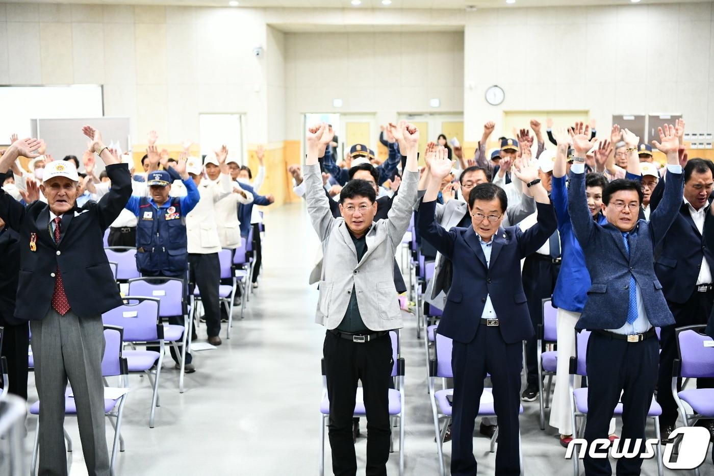 6.25 참전유공자회 장수군지회는 25일 오전 11시 전북 장수군민회관에서 6.25전쟁 제73주년 행사와 호국영웅 위로연을 개최했다.&#40;장수군 제공&#41;2023.6.25/뉴스1