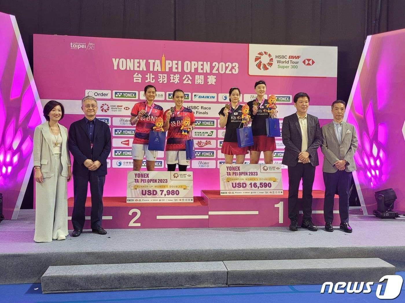 신승찬&#40;오른쪽에서 세 번째&#41;과 이유림&#40;오른쪽에서 네 번째&#41;이 25일 대만 타이베이에서 열린 BWF 월드투어 슈퍼 300시리즈 대만오픈에서 우승한 뒤 시상대에 올라 기념 촬영을 하고 있다. &#40;대한배드민턴협회 제공&#41;