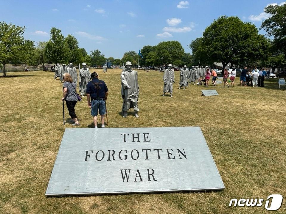 미국 현충일을 맞아 6·25 한국전쟁 73주년&#40;정전 70주년&#41;을 기리는 &#39;2023 순회 한국 전쟁 기념비&#39; 행사 기념식이 지난 지난 24일&#40;현지시간&#41; 시카고 서버브 데스플레인시에서 열렸다.