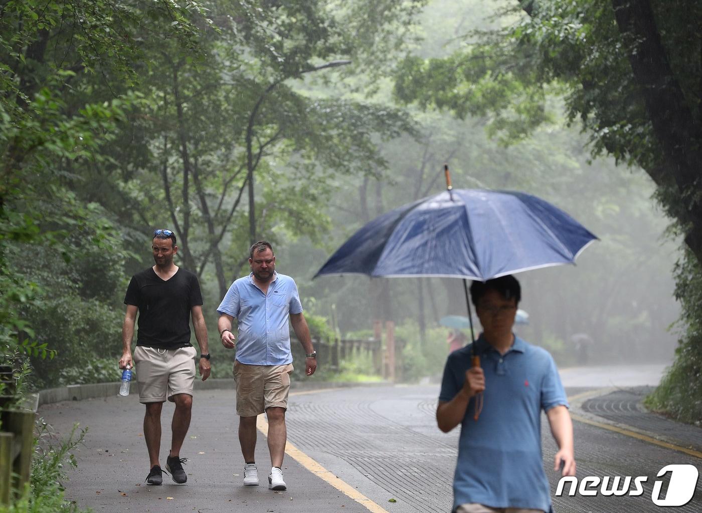 본격적인 장마가 시작된 26일 서울 남산에서 외국인 관광객들이 우산 없이 산책길을 내려오고 있다. 기상청은 내일까지 남부지방에 많게는 120mm가 넘는 폭우가, 서울 등 중부 지방에도 최고 100mm의 많은 비가 내릴 것으로 예보했다. 특히 가장 강한 비가 내리는 시간대는 새벽과 출퇴근길이 될 것으로 기상청은 내다봤다. 2023.6.26/뉴스1 ⓒ News1 신웅수 기자