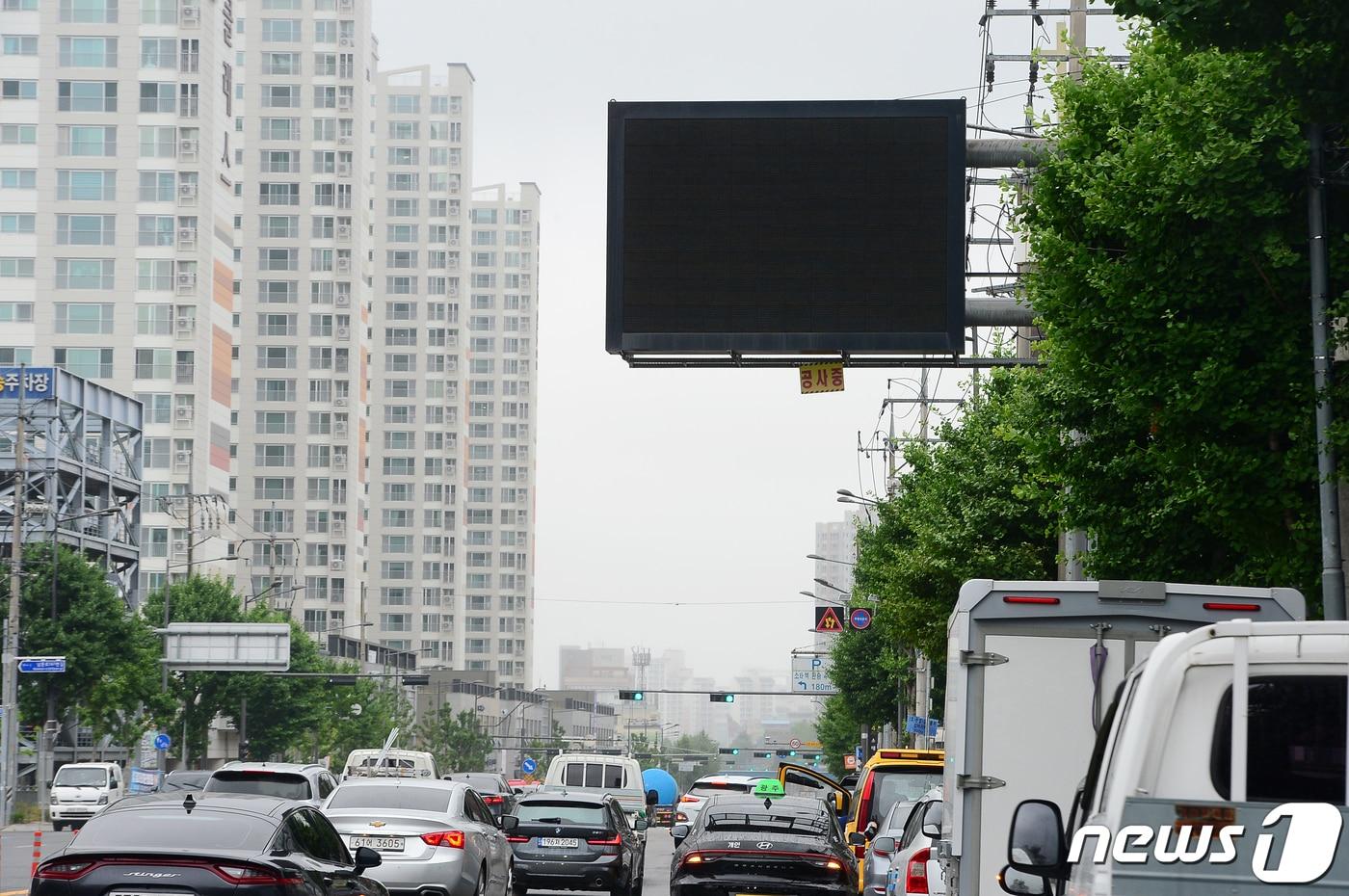 지난 6월26일 오후 광주 동구 소태역 인근 교통정보 전광판의 전원이 꺼진 채 공사중 팻말이 붙어 있다. 2023.6.26/뉴스1 ⓒ News1 이승현 기자