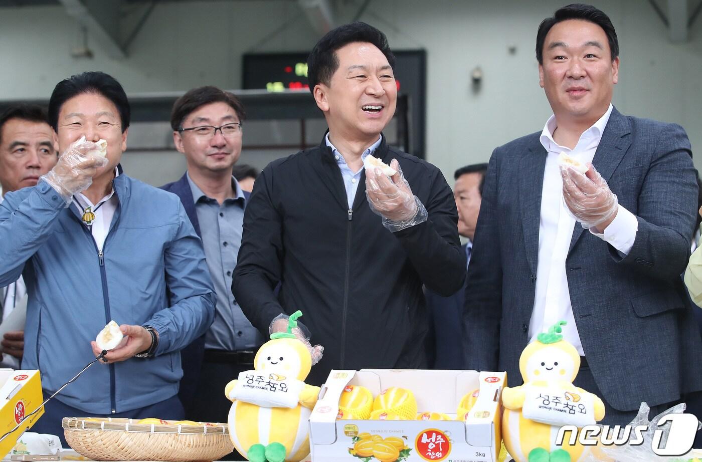 김기현 국민의힘 대표가 26일 오후 경북 성주군 성주농산물공판장을 찾아 성주참외를 맛보고 있다. 2023.6.26/뉴스1 ⓒ News1 공정식 기자