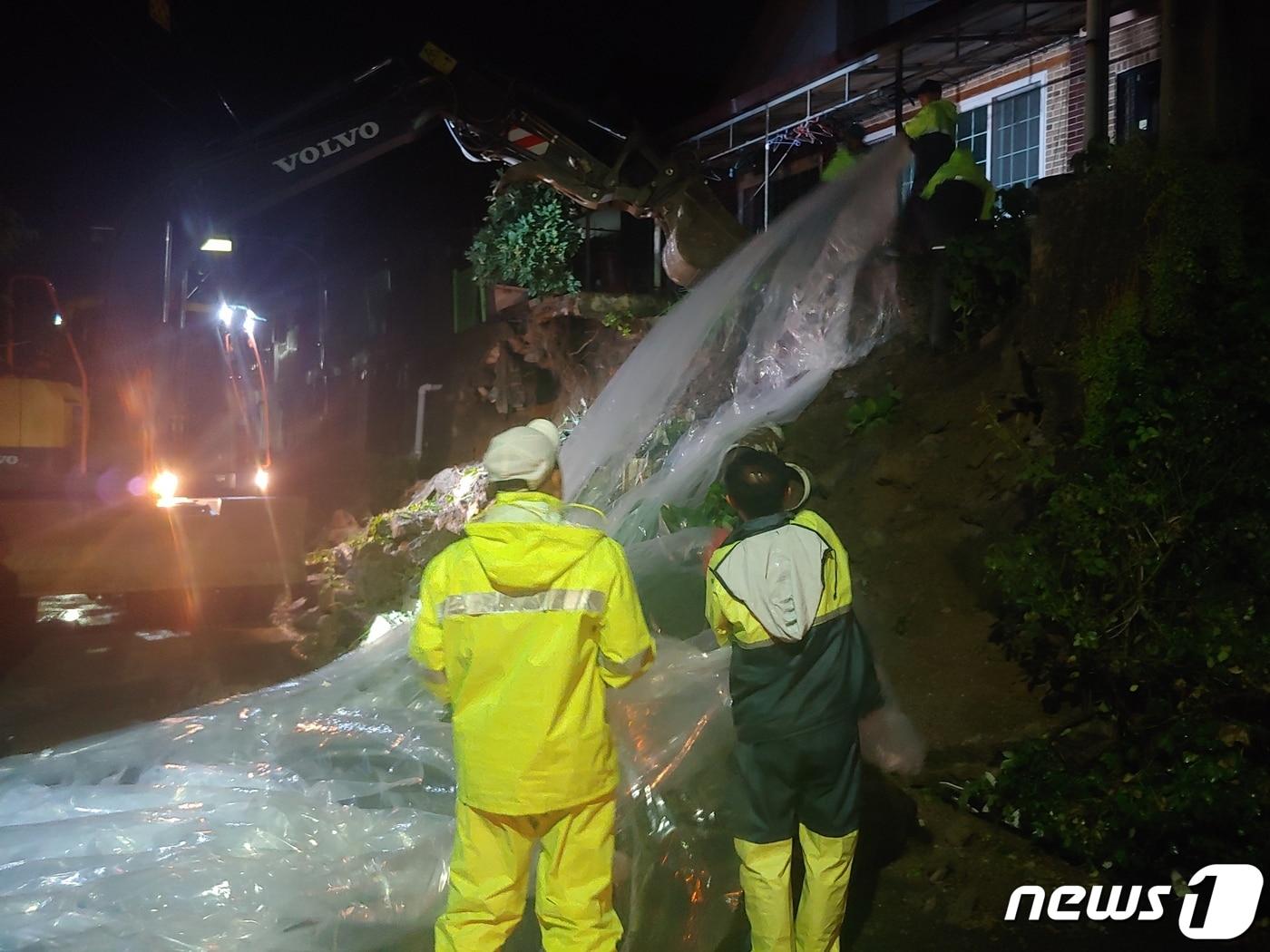  27일 본격적 장마로 비 피해가 잇따르는 가운데 충북에서 2020년 8월 악몽이 재현될지 긴장감이 커지고 있다. 사진은 충주 지현동 축대붕괴 현장.&#40;충주시 제공&#41;2023.6.27/뉴스1