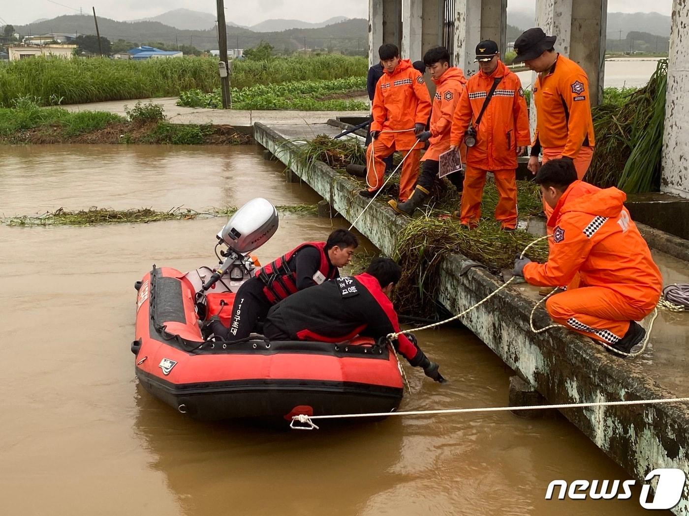 28일 오전 전남소방본부 소방대원들이 전남 함평군 엄다면 송로리 인근에서 전날 폭우로 불어난 하천 수문을 열다가 실종된 수문관리자 여성을 찾기 위한 수색 작업을 하고 있다. &#40;전남소방본부 제공&#41; 2023.6.28/뉴스1 