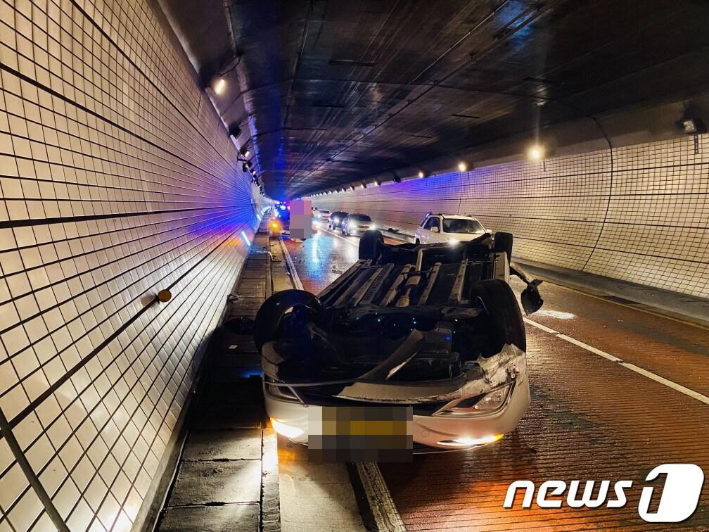 27일 오후 11시20분께 부산 남구 문현동 황령터널에서 교통사고가 발생해 택시가 전복됐다.&#40;부산 남부경찰서 제공&#41;