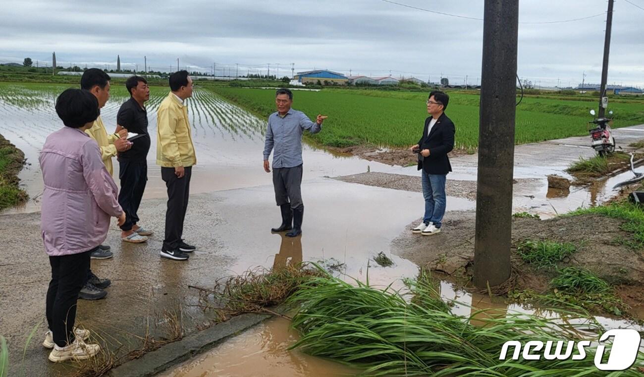 윤병태 나주시장이 28일 오전 7시 집중호우로 침수피해를 입은 지역을 둘러보고 있다. ⓒ News1