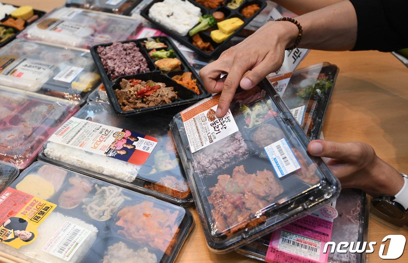 한국소비자원 관계자가 시중에 판매되는 편의점 도시락을 비교, 분석한 내용을 설명하고 있다. 2023.6.28/뉴스1 ⓒ News1 김기남 기자