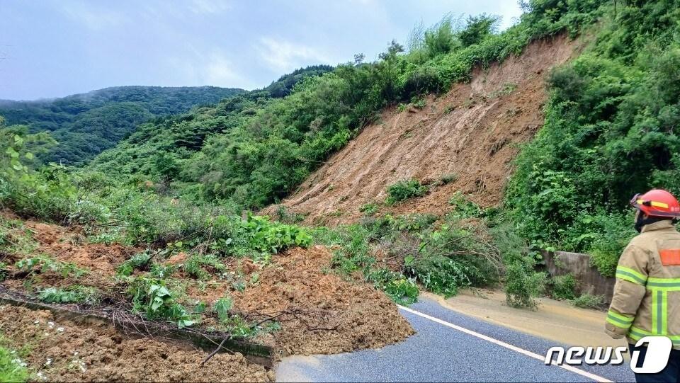 28일 오전 9시5분께 정읍시 산내면 사실재 터널 인근 도로에서는 산사태가 발생해 도로가 막혔다.&#40;전북소방본부 제공&#41;2023.6.28/뉴스1