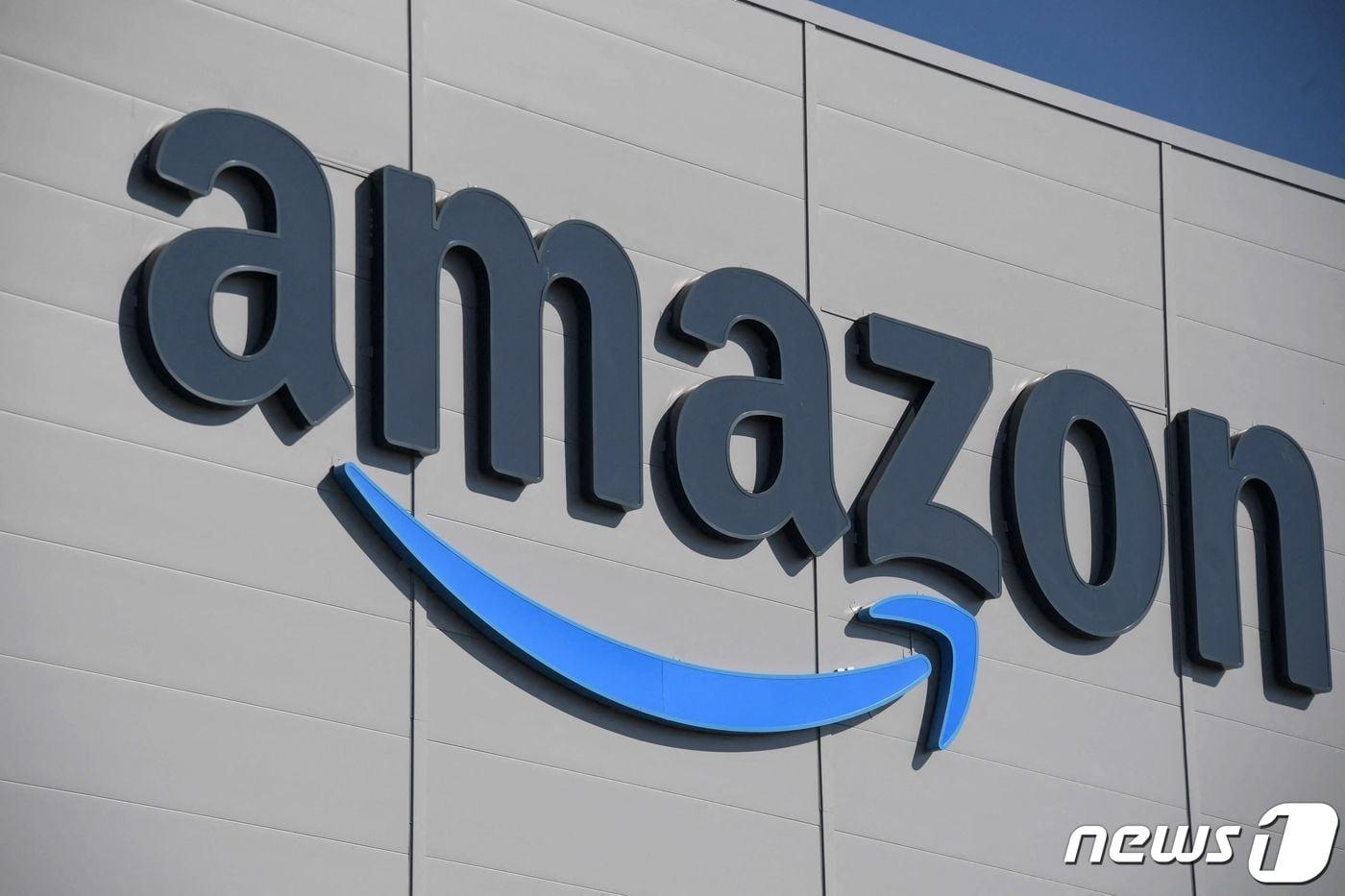 &#40;FILES&#41; In this file photo taken on September 23, 2021, the US giant Amazon logo is pictured on the opening day of a new distribution center in Augny, near Metz, eastern France.  &#40;Photo by SEBASTIEN BOZON / AFP&#41; ⓒ AFP=뉴스1