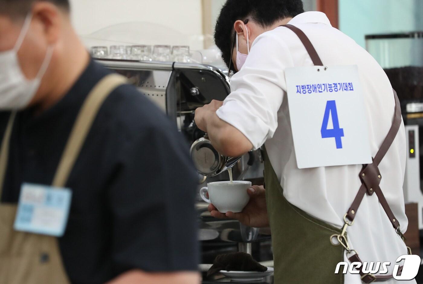 29일 부산 사하구 부산보건대에서 열린 &#39;2023년 부산장애인 기능경기대회&#39;에서 바리스타 부문 출전자가 실력을 뽐내고 있다. 32023.6.29/뉴스1 ⓒ News1 윤일지 기자