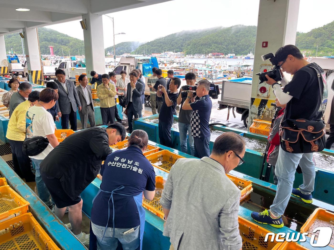 27일 경남도 수산안전기술원이 통영에서 수산물 방사능 분석과정과 결과를 공개하는 ‘수산물 방사능검사 도민참관 행사’를 하고 있다.&#40;경남도 제공&#41;