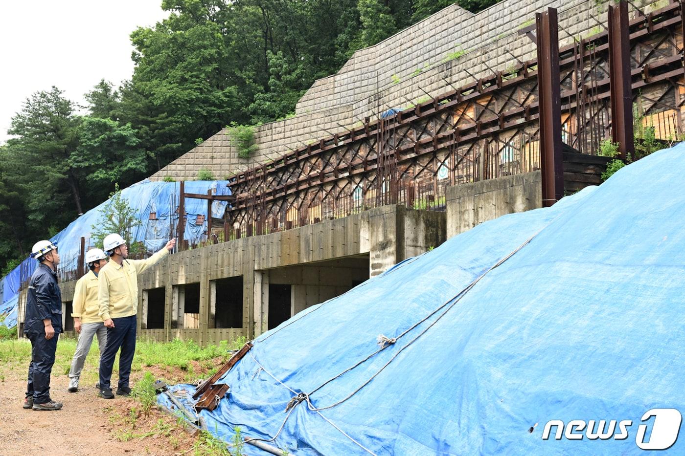 GK상록수고등학교 공사중단 현장을 살펴보고 있는 이민근 안산시장.&#40;안산시 제공&#41;