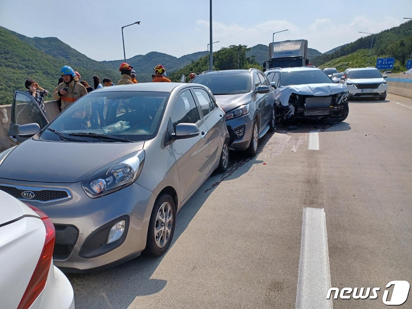 3일 오후 3시15분쯤 부산 기장군 일광읍 부산외곽순환고속도로 용천교&#40;울산방향&#41;와 기장분기점 사이에서 6중 추돌 교통사고가 발생했다. 사고 현장모습.&#40;부산소방본부 제공&#41;