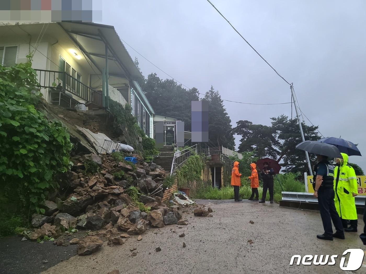 30일 오전 5시30분쯤 광주 동구의 한 가게에서 석축이 붕괴됐다는 신고가 접수돼 소방당국과 광주 동구청이 조치를 취하고 있다.&#40;광주 동구 제공&#41; 2023.6.30/뉴스1