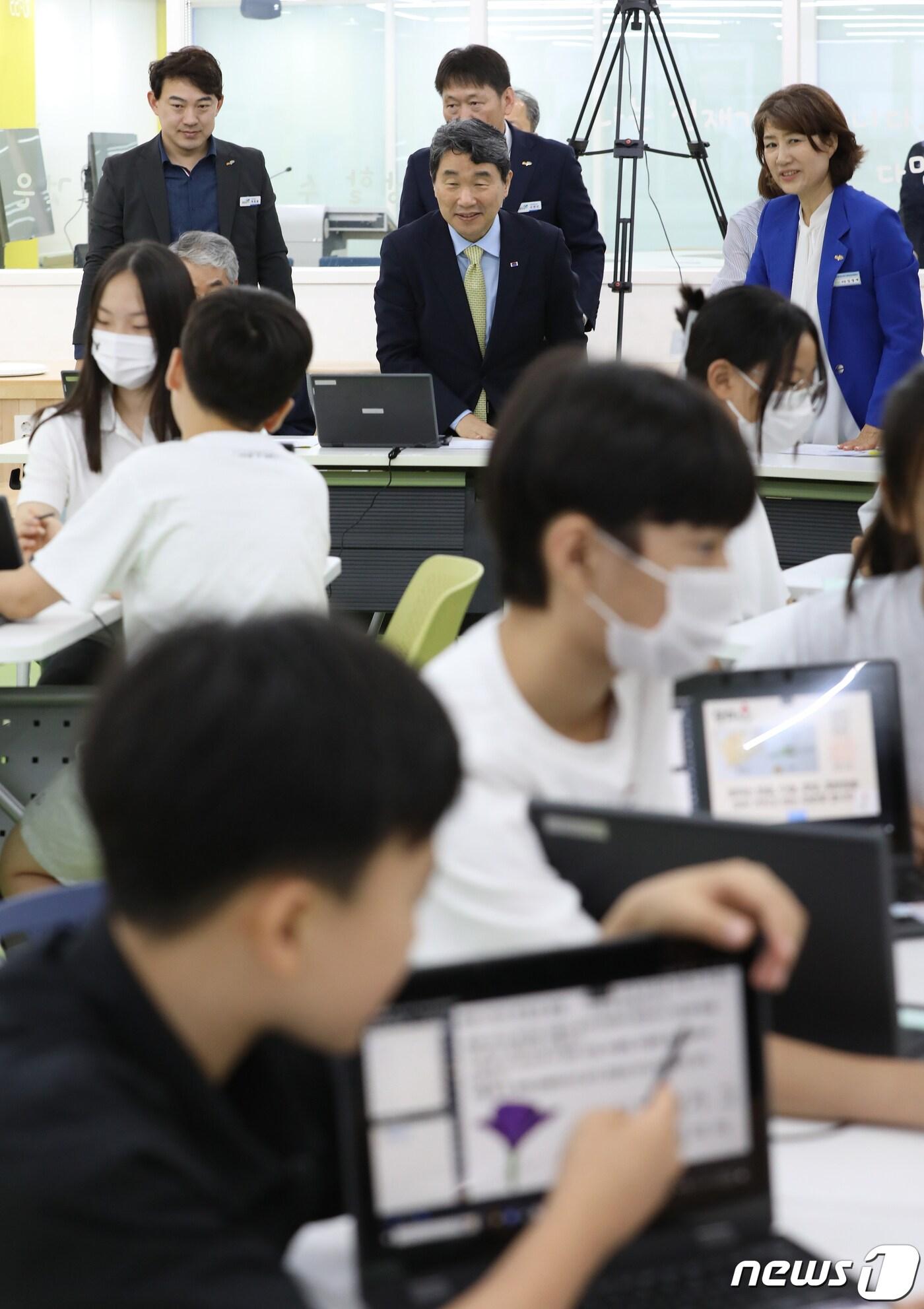 이주호 사회부총리 겸 교육부 장관이 지난 6월 30일 경남 창원시 성산구 상남초등학교를 찾아 경남교육청이 구축한 교수·학습플랫폼 &#39;아이톡톡&#39;과 스마트기기 &#39;아이북&#39;을 활용해 학생들이 수업하는 모습을 참관하고 있다. 2023.6.30/뉴스1 ⓒ News1 윤일지 기자