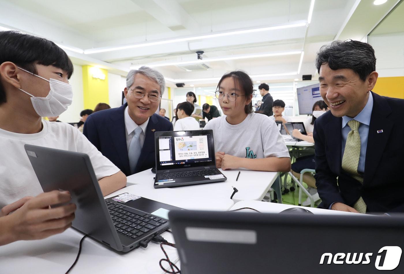 디지털 활용 수업 참관하는 이주호 사회부총리 겸 교육부 장관. /뉴스1 ⓒ News1 윤일지 기자