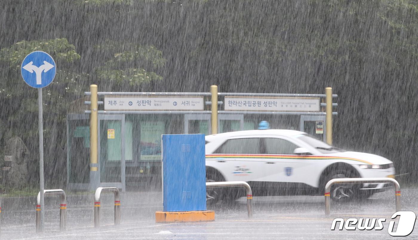 제주 한라산국립공원 성판악 휴게소에 폭우가 쏟아지고 있다./뉴스1 ⓒ News1 오현지 기자