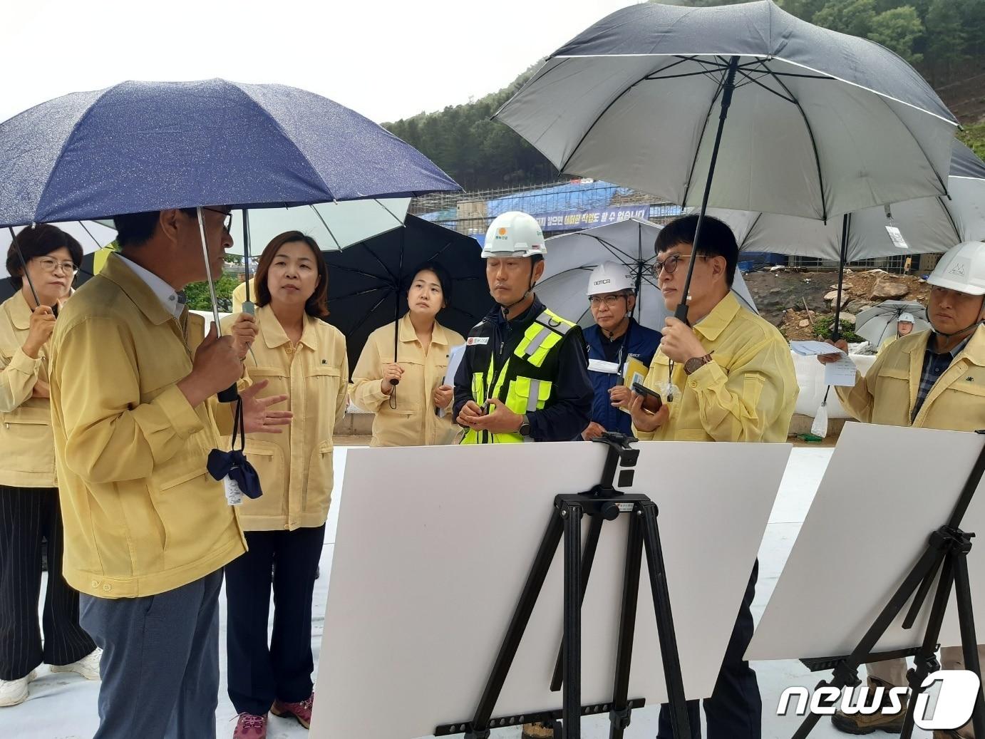 30일 진안군이 산림청, 전북도와 합동으로 산사태 피해 취약 지역 합동점검을 실시하고 있다.&#40;진안군제공&#41;2023.6.30/뉴스1