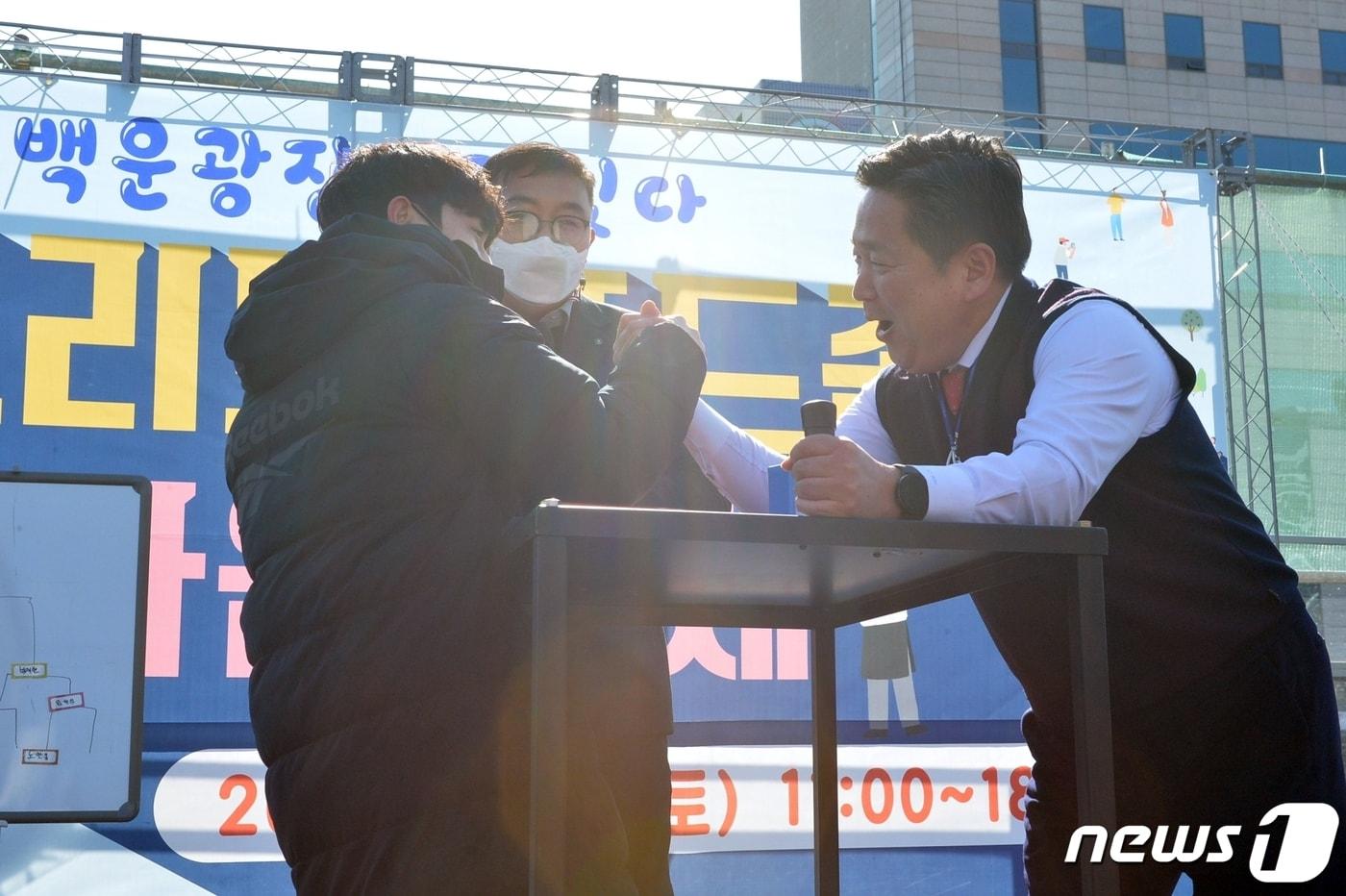 김병내 광주 남구청장이 백운광장 스트리트 푸드존 일원에서 진행된 ‘한마음 축제 팔씨름대회&#39;에 출전해 준비 자세를 취하고 있다.&#40;광주 남구청 제공&#41; 2023.7.1/뉴스1