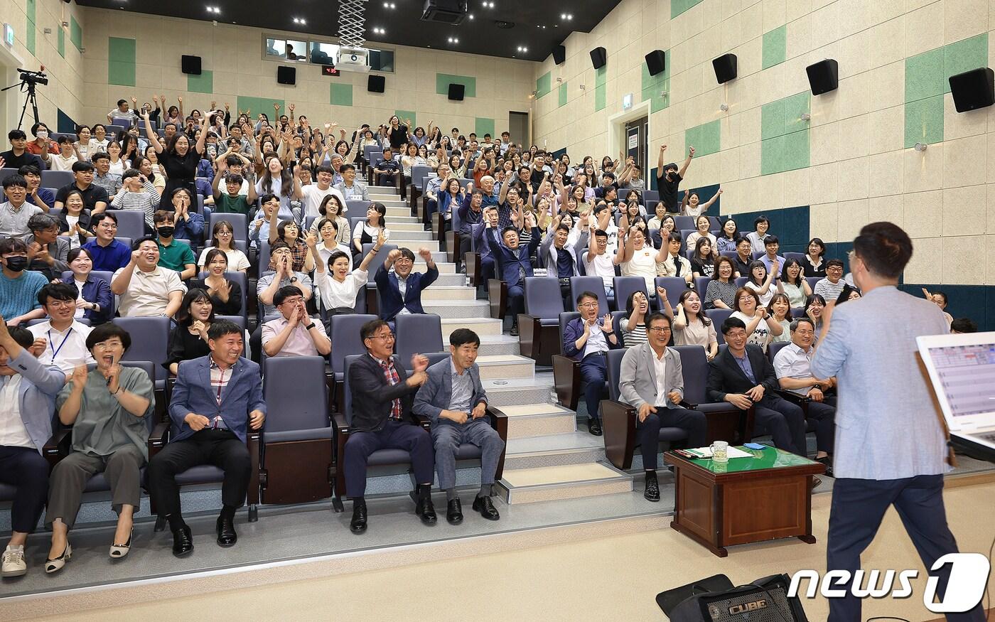 이상익 전남 함평군수가 27일 함평엑스포공원 주제영상관에서 함모임 행사를 갖고 직원들과 소통하고 있다.&#40;함평군 제공&#41;2023.6.30./뉴스1 ⓒ News1 서충섭 기자