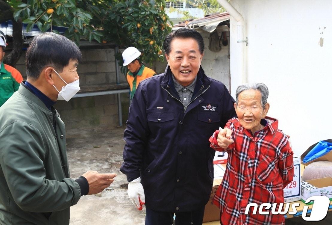 이상철 전남 곡성군수&#40;사진 가운데&#41;가 최근 관내 어르신 가구 등 취약계층을 방문해 봉사활동을 전개하고 있다.&#40;곡성군 제공&#41;2023.6.30/뉴스1