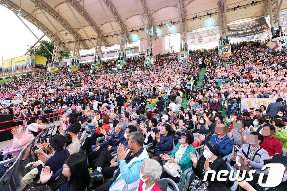 충북 단양 소백산철쭉제를 찾은 관광객들이 단양강 수변무대에서 진행하는 공연을 관람하고 있다. &#40;단양군 제공&#41;/뉴스1 