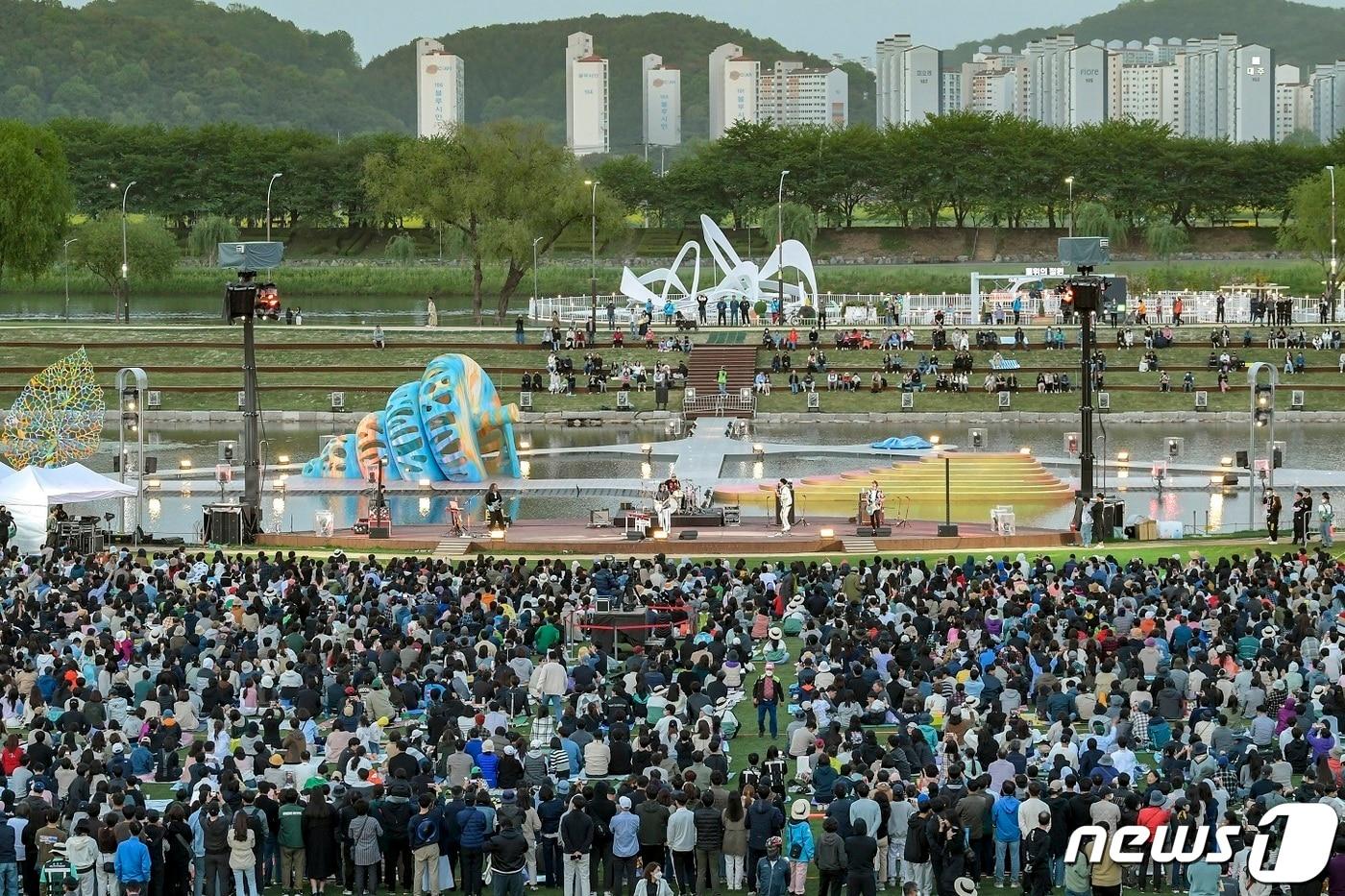 순천만정원박람회 오천그린광장에서 공연하는 윤도현밴드.&#40;순천시 제공&#41;2023.6.4/뉴스1