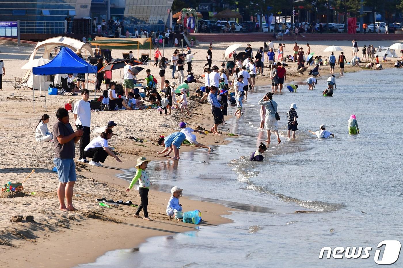 4일 오후 경북 포항시 북구 영일대해수욕장에서 시민과 관광객들이 물놀이를 즐기고 있다. 2023.6.4/뉴스1 ⓒ News1 최창호 기자