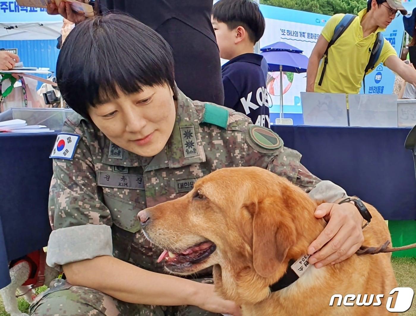 경기도와 경기문화재단은 4일 옛 경기도청 팔달청사에서 &#39;또 하나의 가족, 2023 경기도 펫스타&#40;PETSTA&#41;&#39;를 개최했다. 김유진 중령이 군견에서 은퇴한 개를 쓰다듬고 있다. ⓒ 뉴스1 최서윤 기자