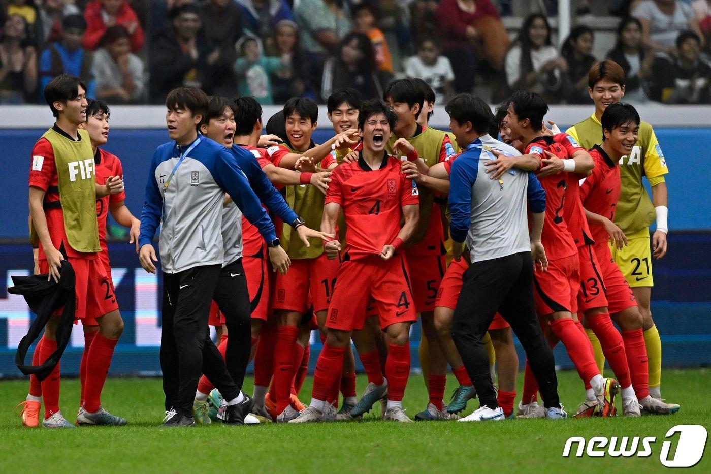 4일&#40;현지시간&#41; 오후 아르헨티나 산티아고 델 에스테로 스타디움에서 열린 2023 국제축구연맹&#40;FIFA&#41; 20세 이하&#40;U-20&#41; 월드컵 8강전 한국과 나이지리아의 경기에서 연장 전반전 첫 번째 골을 넣은 최석현과 선수들이 기뻐하고 있다. 2023.6.5 ⓒ AFP=뉴스1 ⓒ AFP=뉴스1