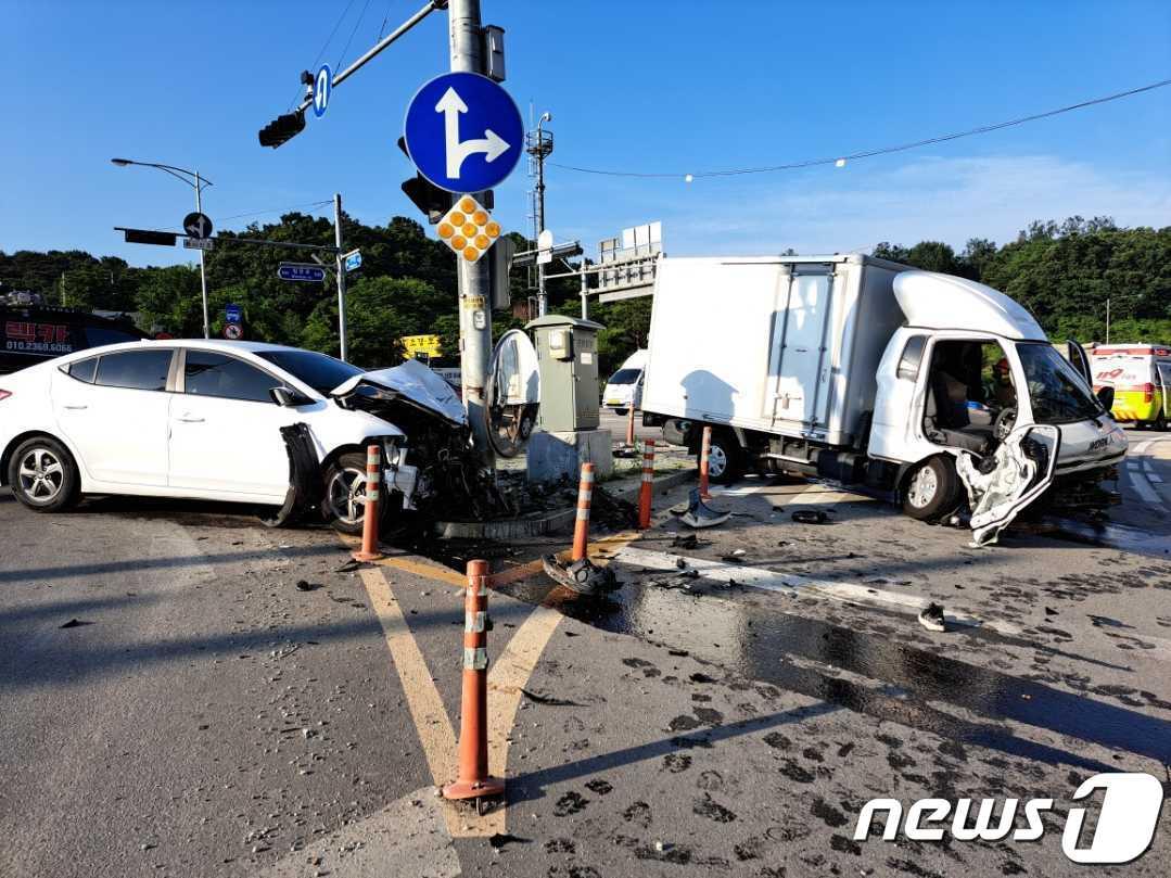 원주 광터교차로 교통사망사고 현장.&#40;강원도소방본부 제공&#41; 2023.6.5/뉴스1